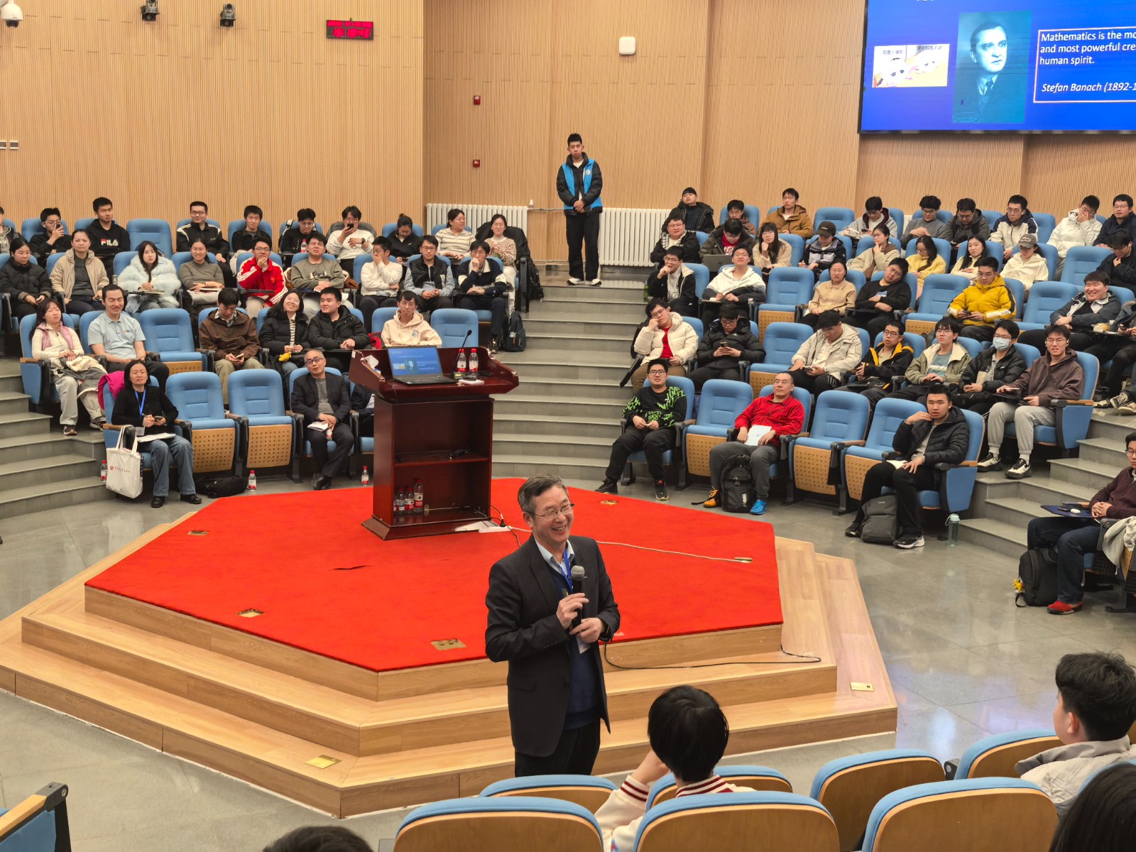 1774832750587677.jpg 袁院士与学生互动.jpg