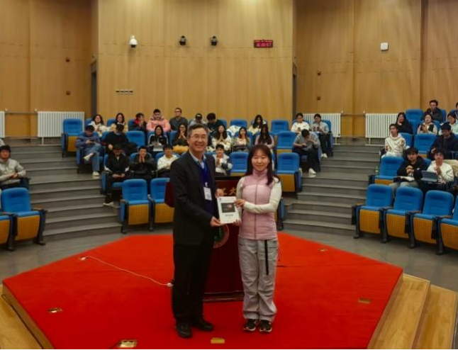 1774832762892555.png 袁院士为同学赠书.png