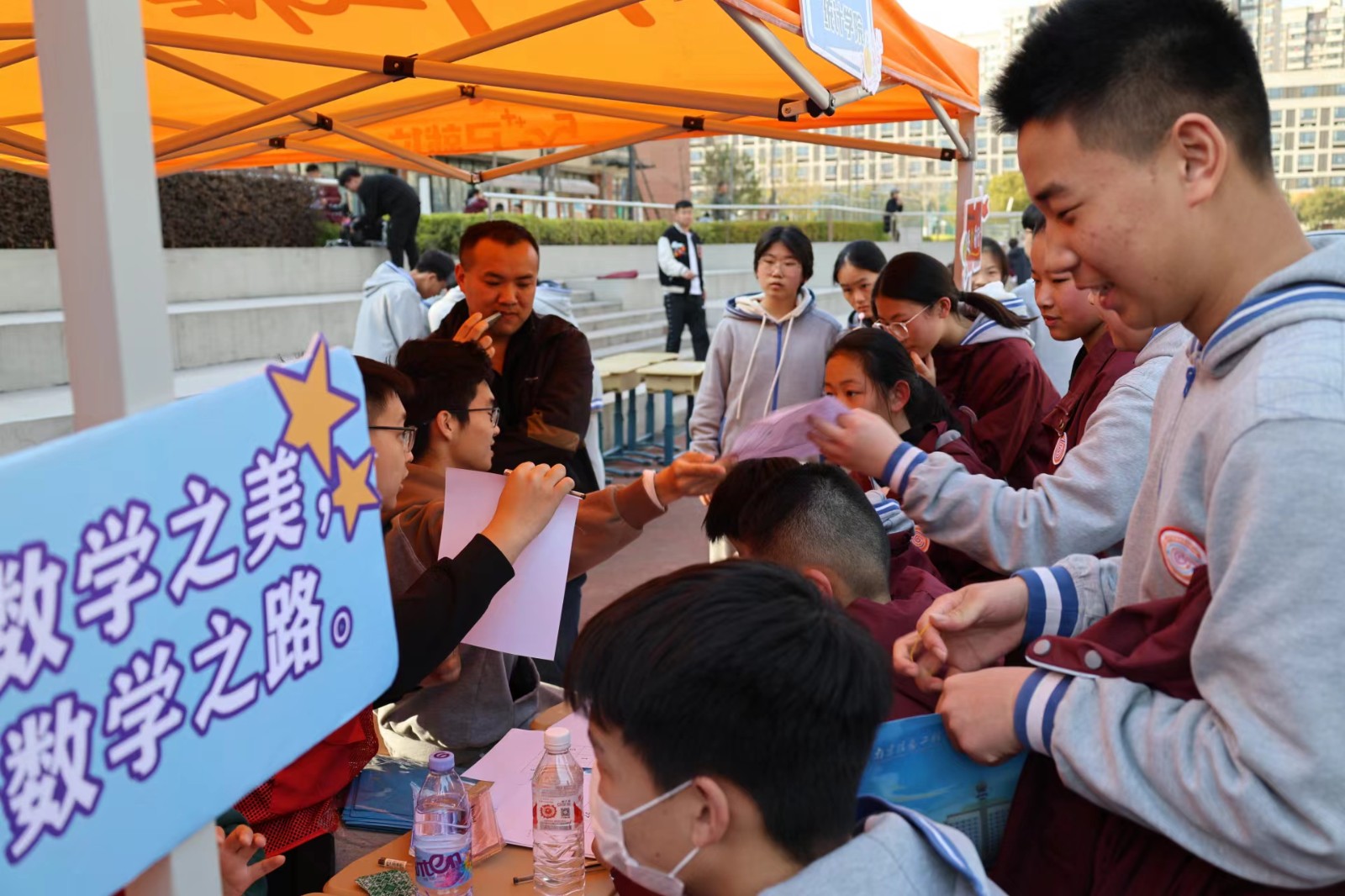 1711959184225546.jpg 图5:南京信息工程大学数学文化节“走进中学科普行”活动现场.jpg